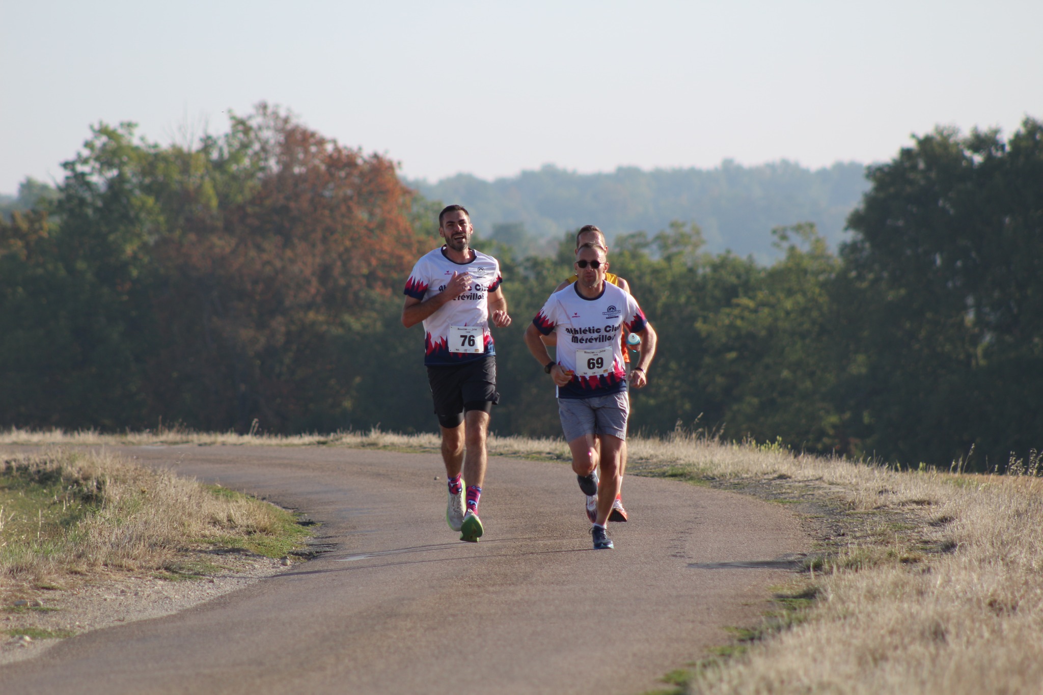 Deux coureurs sur une route de campagne