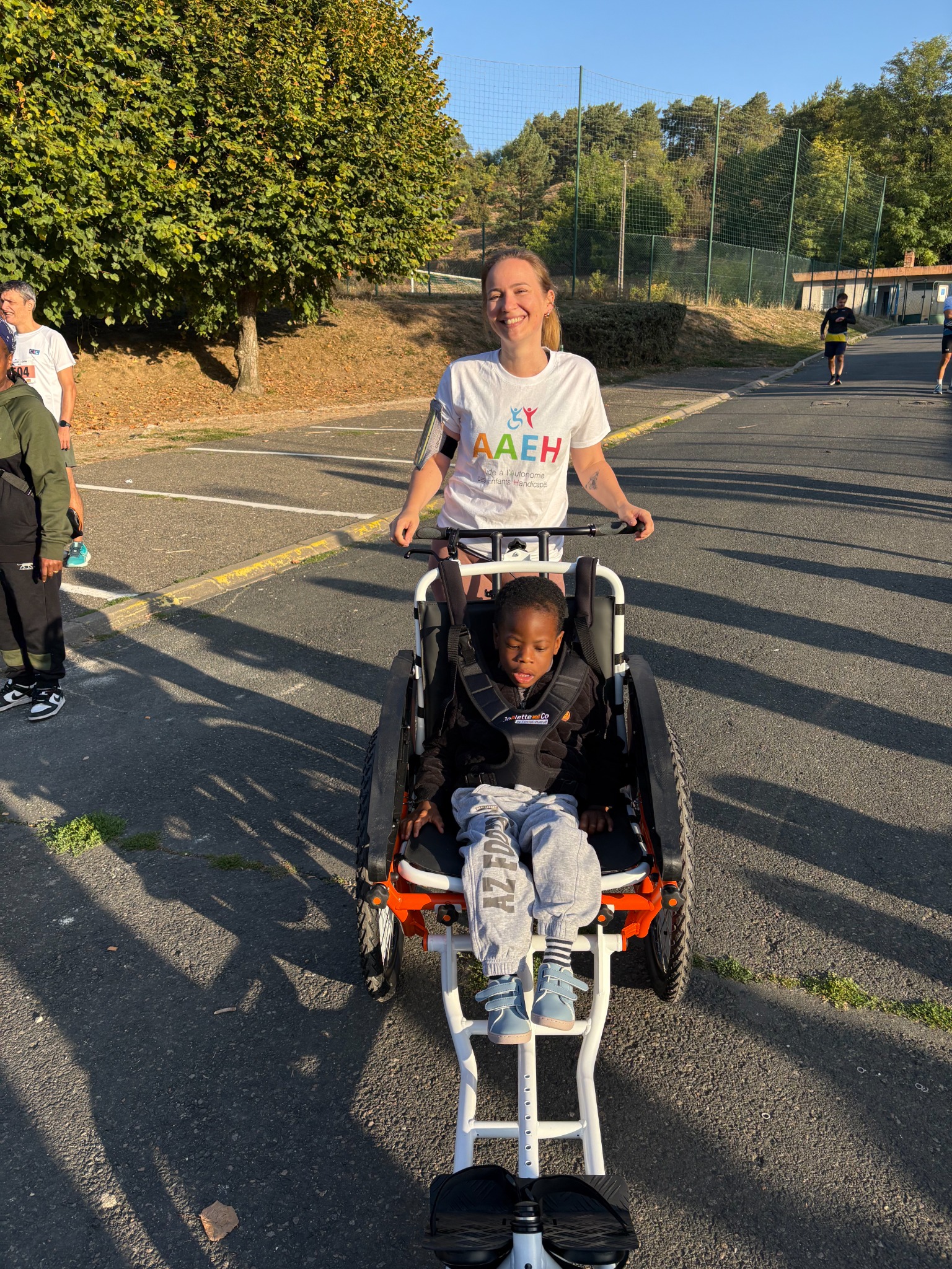Une participante avec un enfant en joëlette aux Boucles de la Juine
